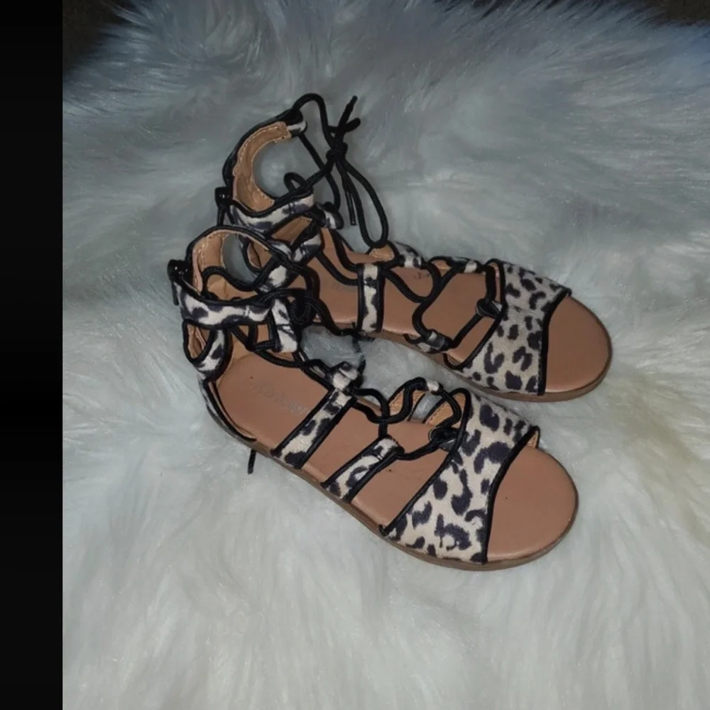 Girl’s Old Navy lace up animal print sandals size 11c EUC